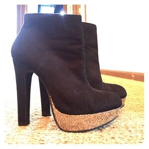 Black and gold ankle boots/heels👢👠